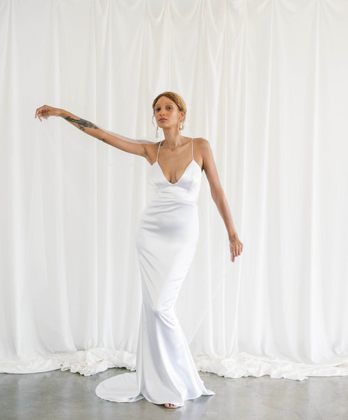 Glam modern bride wearing sleek and elegant mermaid wedding dress